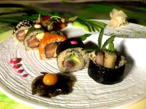 Sushi mix (6 roll)-Uramaki(4roll) con salmone norvegese superior,Hosomaki(2roll) con la bardana, sarda affumicata e avocado hass maturato in pianta