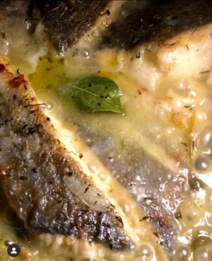 Filetto di baccalà al prosecco con fiori di cappero e olive taggiasche