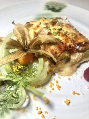 Lasagnette con salsiccia chips di patate favette e provola affumicata