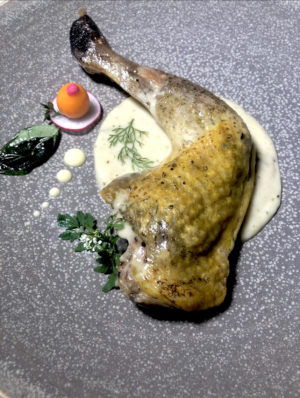 Coscia di faraona in crema di latte e salvia all'ananas