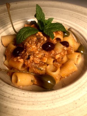 Sugo al salmone fresco , fior di cappero  e  olive taggiasche