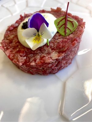 Battuta di SOTTOFESA WAGYU FULLBLOOD con panna acida , erba cipollina e caviale di storione