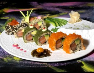 Uramaki (8roll) con salmone norvegese superior e avocado hass maturato in pianta