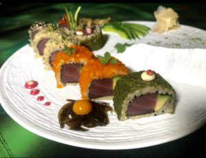 Uramaki  (8 roll) con  il filetto di tonno  "Quality Sashimi"  e avocado hass maturato in pianta
