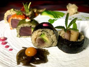 Sushi mix (6 roll)-Uramaki(4roll) con il filetto di tonno  "Quality Sashimi" ,Hosomaki(2roll) con la bardana, sarda affumicata e avocado hass maturato in pianta
