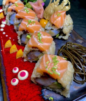 Uramaki  (8 roll) con cuore di capesante  "Extra Fine Quality",salmone norvegese superior,asakura sansho,gobu tamari premium  e avocado hass maturato in pianta