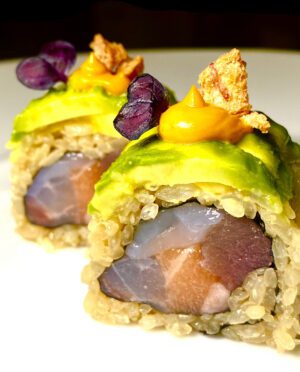 Uramaki " Tris" (8 roll) con cuore di capesante  "Extra Fine Quality",salmone norvegese superior,filetto di tonno, salsa al curcuma,onion crispy e avocado hass maturato in pianta