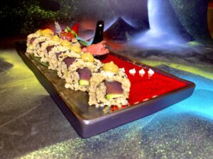 Uramaki - Linea Classica ( 8 roll) con  il filetto di tonno  "Quality Sashimi" ,semi di sesamo e avocado hass maturato in pianta