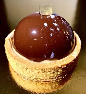 “Ciocco Pera” Fondo di pasta frolla    Ganache al cioccolato Dulcey   Cubetti di pera candita   Cremoso al cioccolato fondente  Glassa al cacao