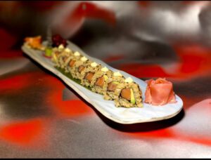 Uramaki  - Linea Classica ( 8 roll) con  salmone norvegese superiore ,semi di sesamo e avocado hass maturato in pianta