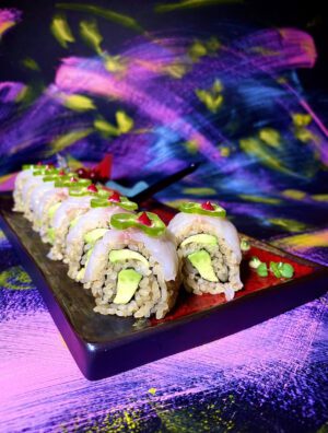 Uramaki  (8 roll) con  il filetto di branzino  "Quality Sashimi" ,julienne di carote in stile coreano e avocado hass maturato in pianta