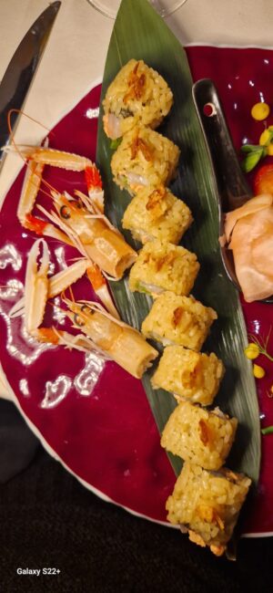 Uramaki (8roll) con scampi, caviale di merluzzo dell'Alaska,miso shiro e avocado Hass maturato in pianta